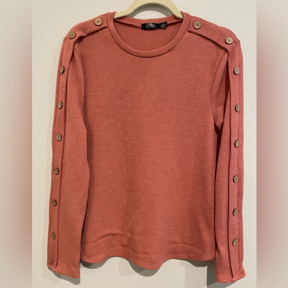 Cute dusty pink top with wooden buttons down sleeve.  Closet staple Size…